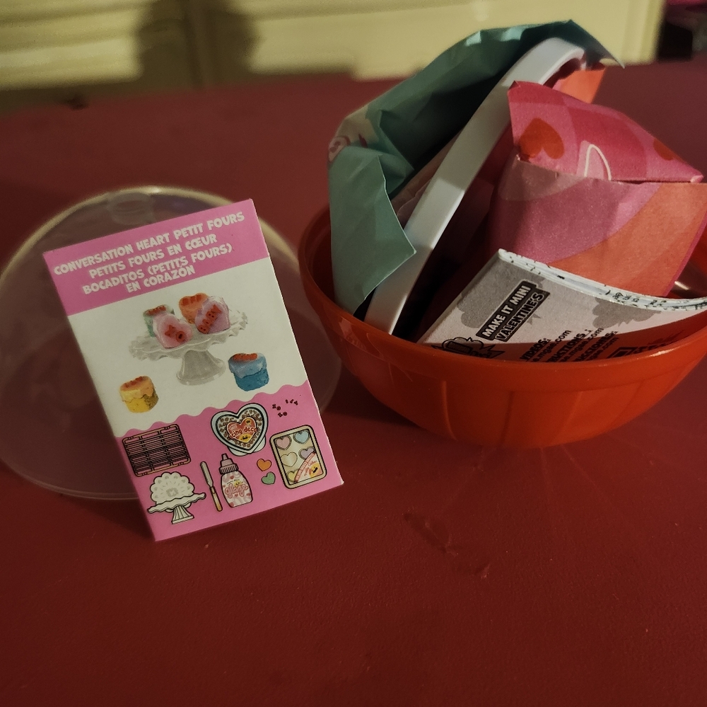 Miniverse Valentine Series- Conversation Heart Petit Fours Set - Picture 2 of 2